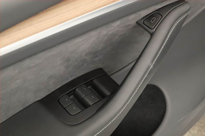 Tesla Model Y (2023) Long Range AWD 79kWh, SoH 92% - fotka 9 z 19