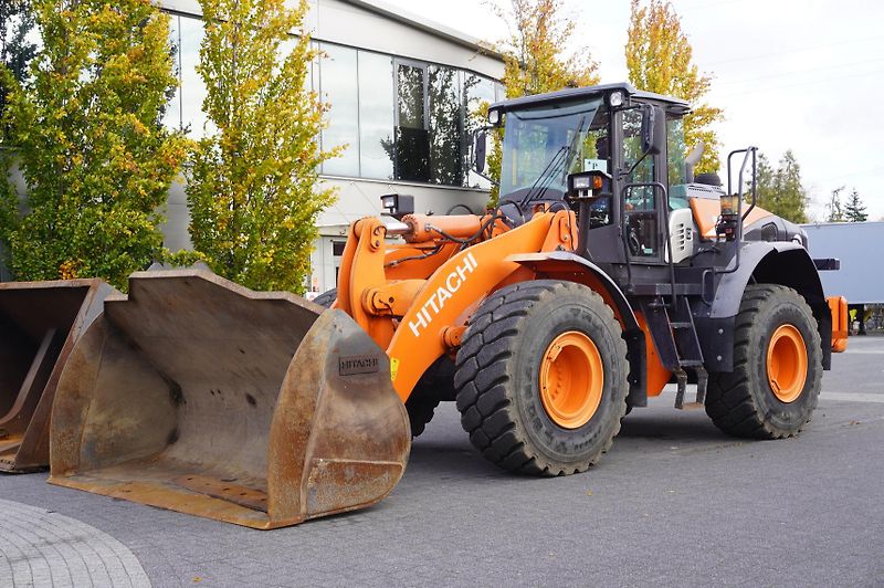 Hitachi (2018) ZW220 articulated loader - fotka 2 z 24