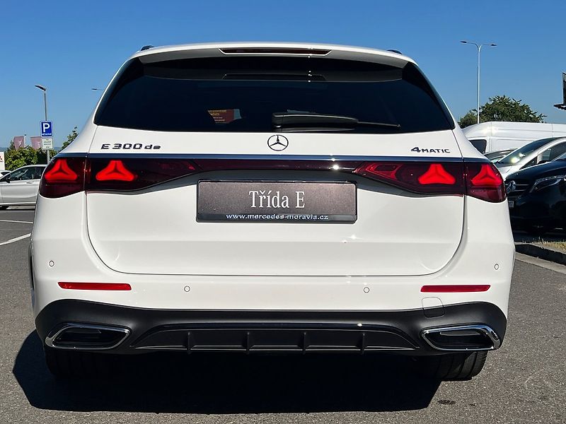 Mercedes-Benz Třídy E (2025) 300 de 4MATIC kombi s EQ - fotka 4 z 35
