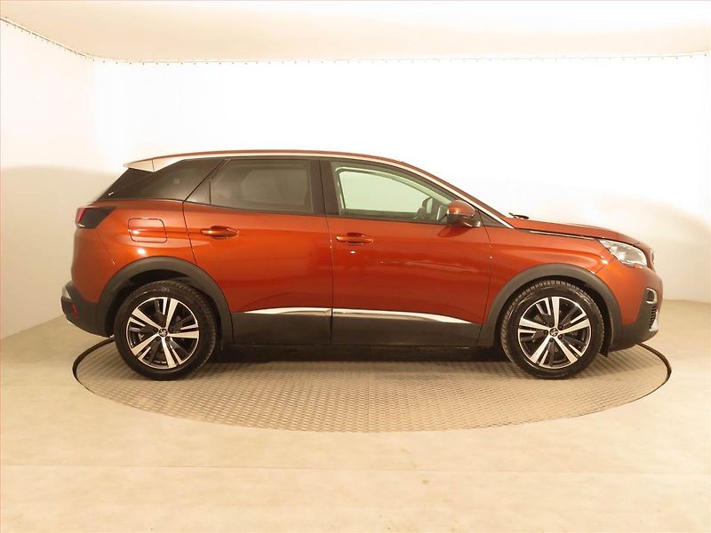 Peugeot 3008 (2018) Allure Pack 1.2 PureTech - fotka 6 z 16
