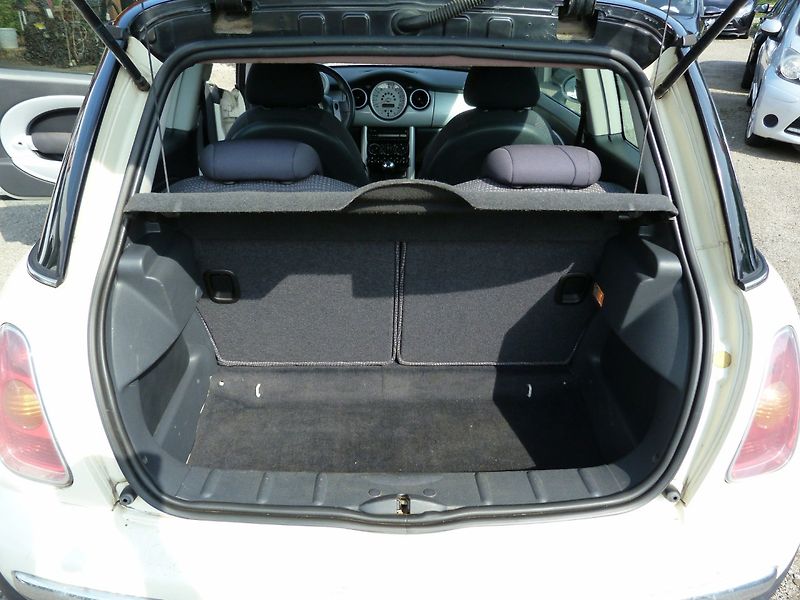 Mini Cooper 1.6 i 85 kw - fotka 13 z 17