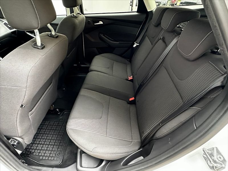 Ford Focus 2,0 TDCi 85kW AUTOMAT - fotka 11 z 39