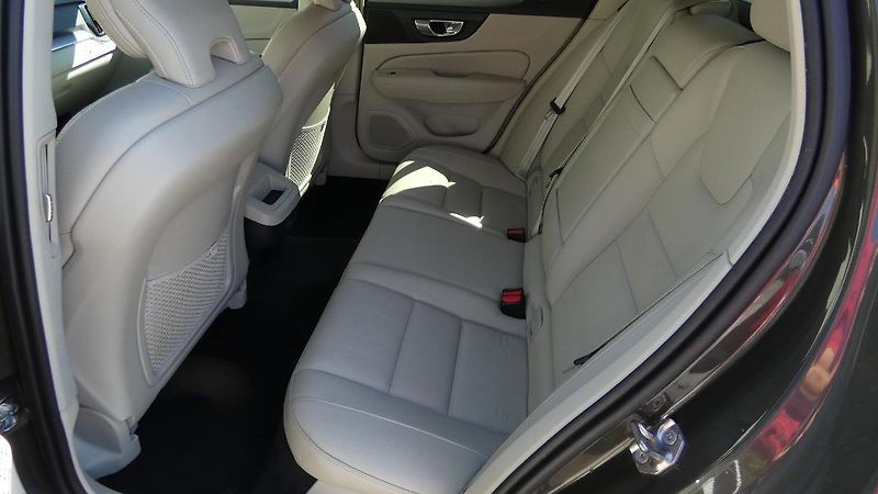 Volvo V60 B4 FWD Momentum Pro Auto - fotka 18 z 24