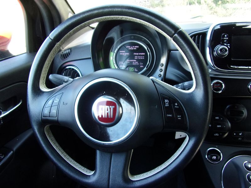 Fiat 500e (2016) 24kWh 83kW SYMPATICKÉ VYBAVENÉ - fotka 12 z 18