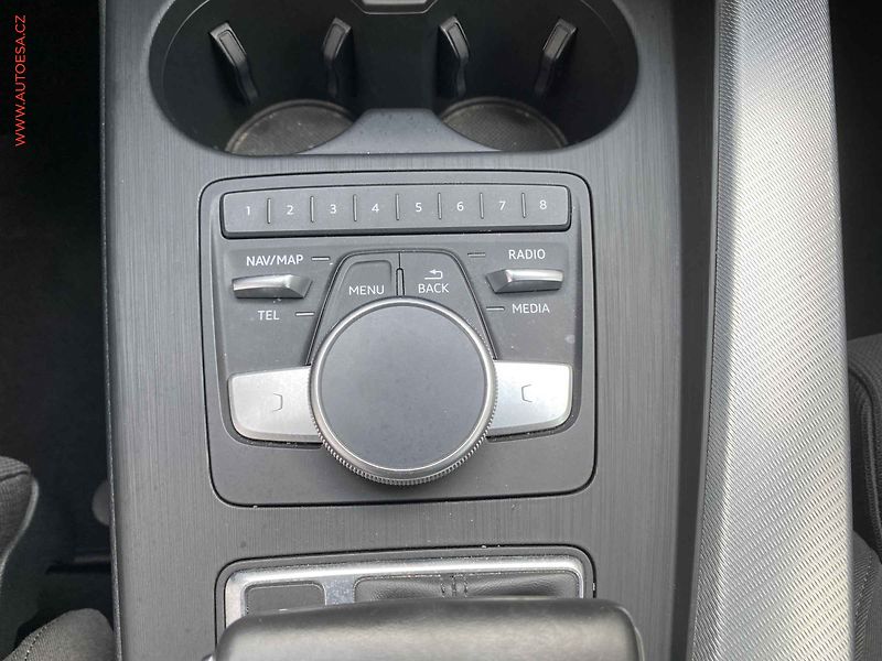 Audi A4 (2019) 2.0 TDi, S-line, AT, LED - fotka 17 z 19