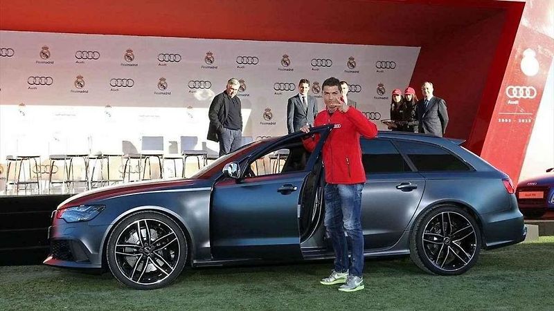 Cristiano Ronaldo a jeho Bugatti Veyron.
