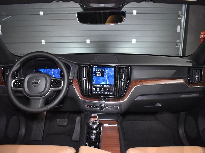 Volvo XC60 2,0 B4 AWD Ultimate tažné,pano - fotka 14 z 28