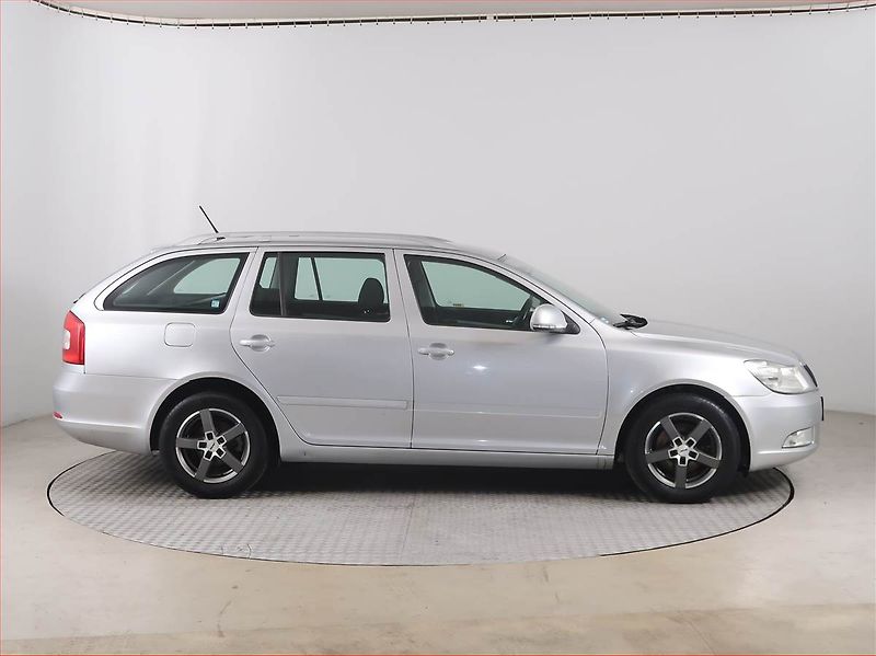 Škoda Octavia (2013) 1.6 TDI, Park. senzory - fotka 6 z 15