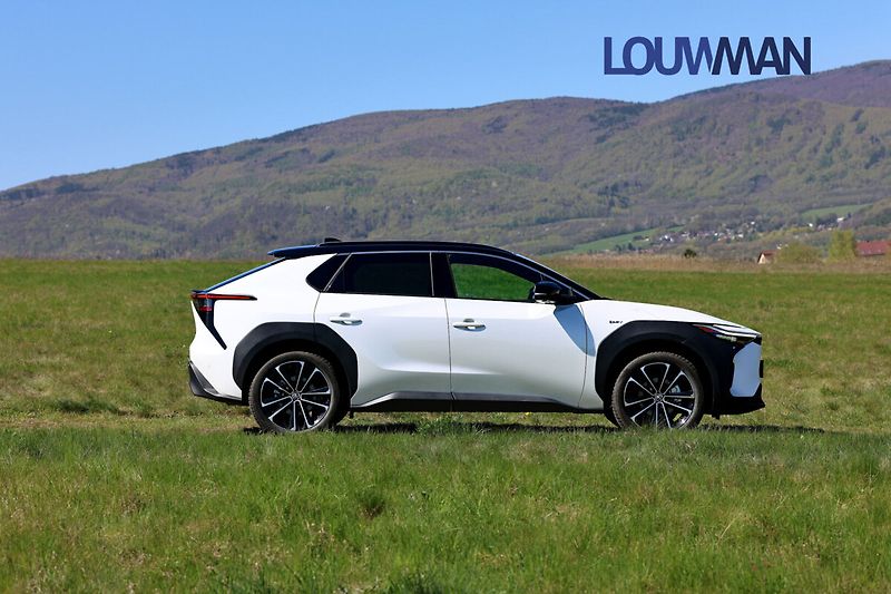 Toyota bZ4X BEV EXECUTIVE AWD - fotka 28 z 28