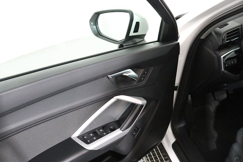 Audi Q3 TFSI 1,5 Stronic - fotka 14 z 26