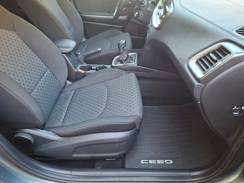 Kia Ceed (2023) SW 1.5T-GDI 118kW -1.MAJITEL - fotka 22 z 39