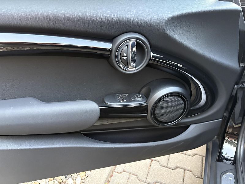 Mini Cooper (2020) 1.5  75 kW Sport Paket - fotka 8 z 14