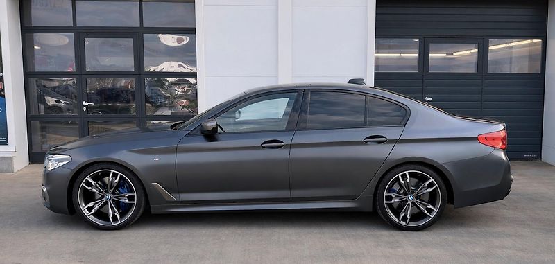BMW Řada 5 M550i xDrive - fotka 3 z 26