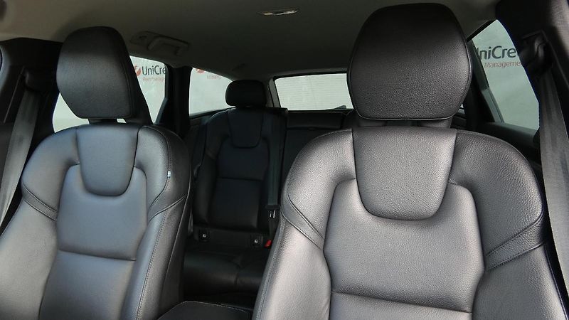 Volvo V90 B4 AWD Diesel Momentum - fotka 7 z 23