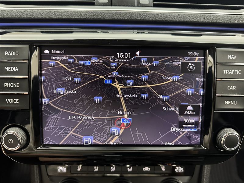 Škoda Superb 2,0 DSG L&K DPH NZ.TOP DCC TZ - fotka 24 z 49