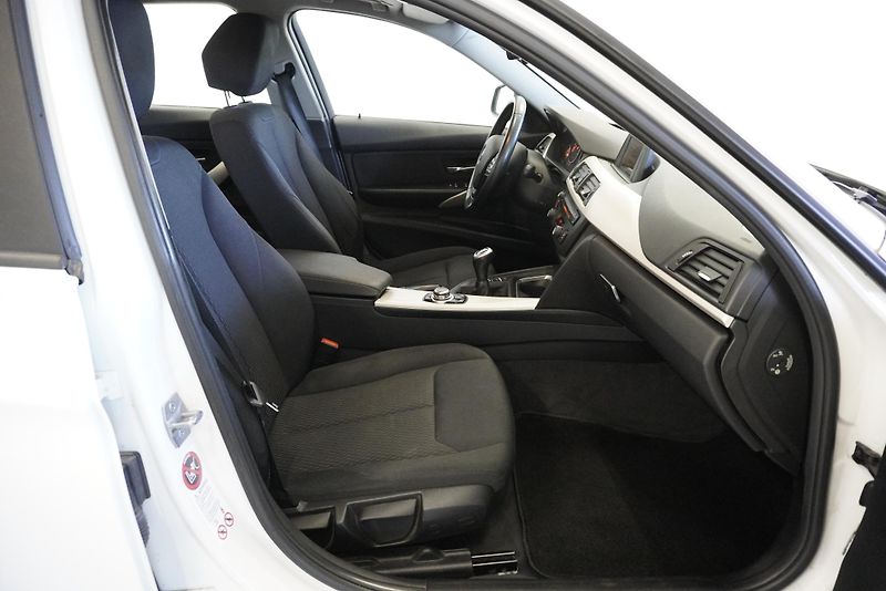 BMW Řada 3 (2014) 318D 2,0 SEDAN - fotka 31 z 32