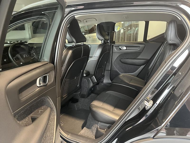 Volvo XC40 (2024) D3 AWD MOMENTUM - fotka 9 z 15