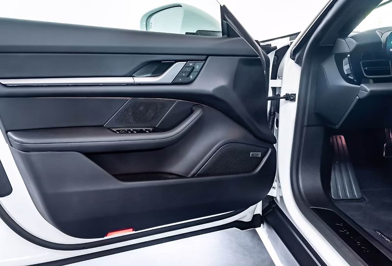 Porsche Taycan 4 SportDesign Matrix ACC 360 - fotka 11 z 22