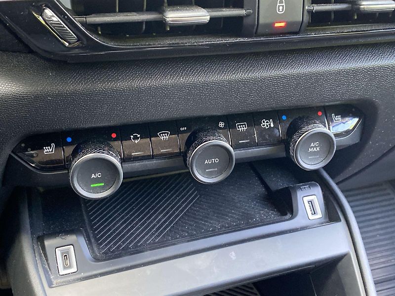 Citroën C4 (2021) 1.2 PureTech DSG - fotka 17 z 30