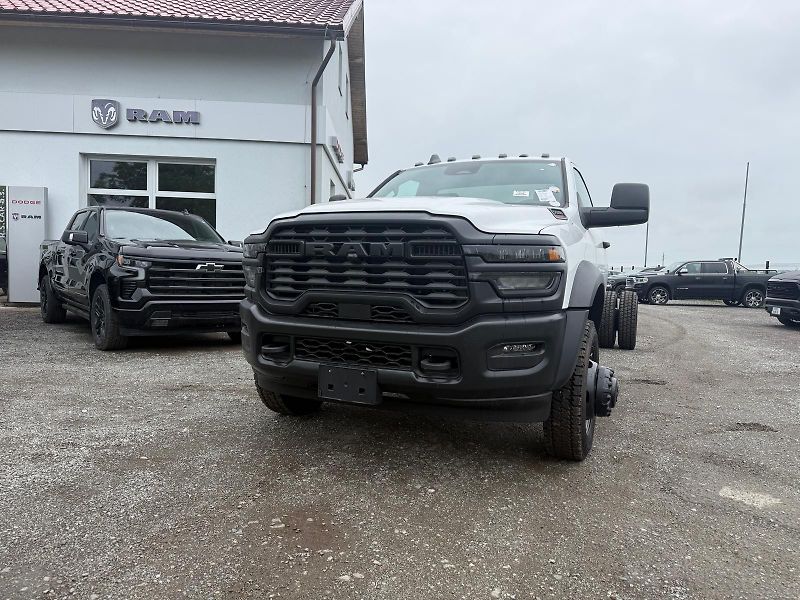 Dodge RAM (2025) 5500 Chassis Regular Cab - fotka 2 z 13