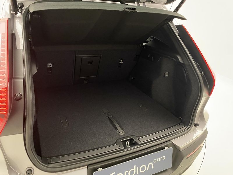 Volvo XC40 (2025) B3 AUT DARK PLUS - fotka 5 z 48