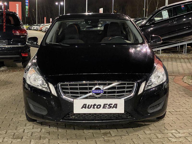 Volvo S60 (2012) 2.0 D3, Kinetic, navi - fotka 2 z 17