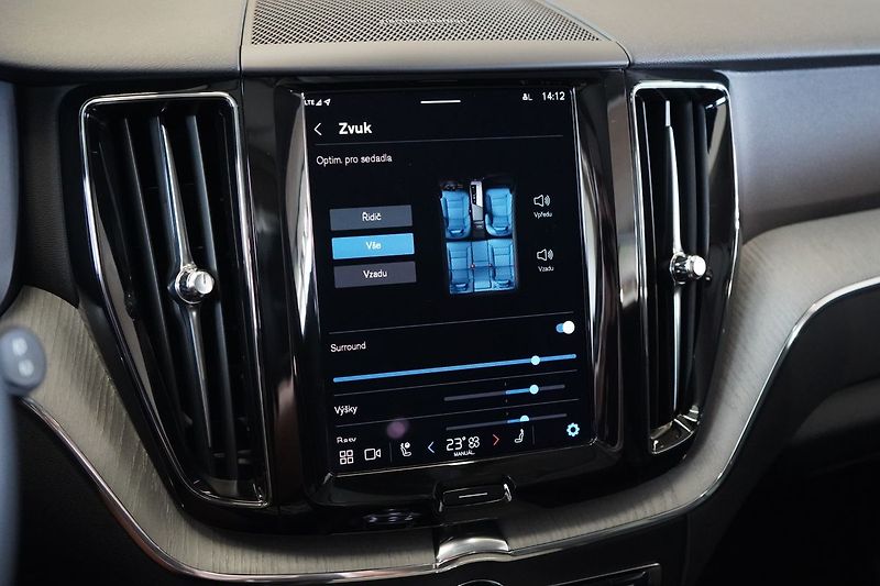 Volvo XC60 B5 AWD Plus Dark, Ventilace - fotka 34 z 46