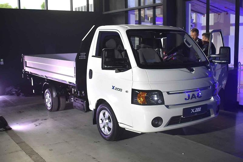 Každá prezentace modelu JAC byla i menší show.
