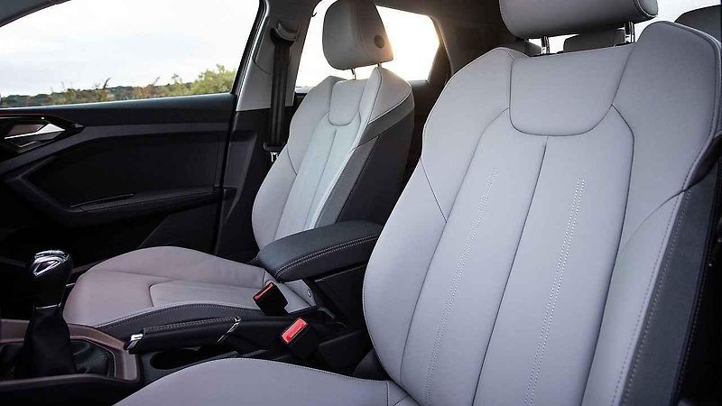 Fiat 500 nabízí i tuto variantu interiéru s příplatkem 37 000 Kč