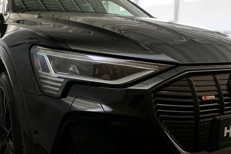 Audi e-tron 55 300kW Sline BlackEd Pano TZ - fotka 9 z 44