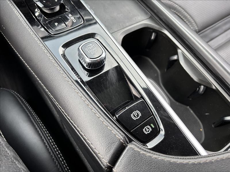 Volvo XC90 2,0 B5 AWD Plus Dark - fotka 35 z 46