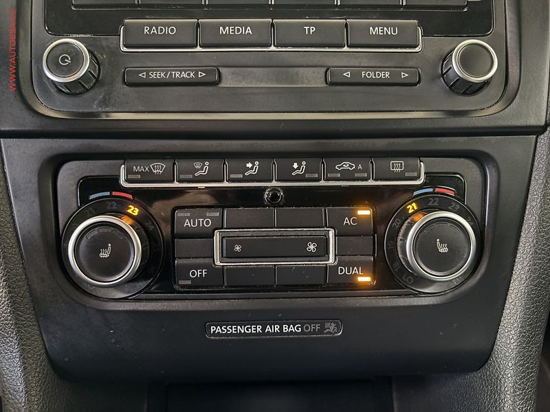 Volkswagen Golf (2011) 1.6 TDi, Style - fotka 13 z 14