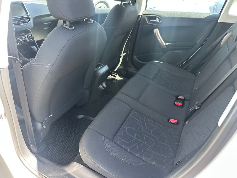Peugeot 2008 (2014) 1.2T 60kw - fotka 11 z 22