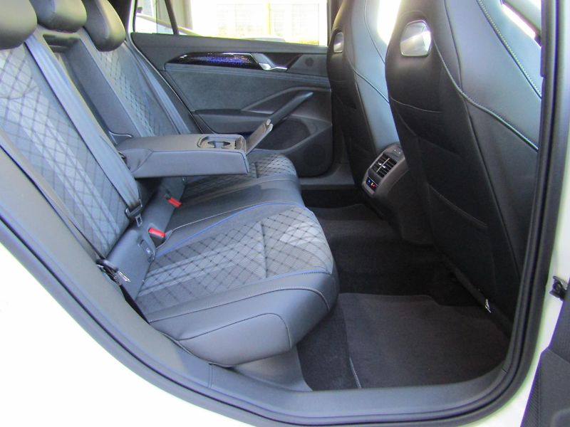 Volkswagen Passat R-Line People 2,0 TDI 110 kW - fotka 26 z 30