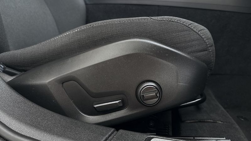 Volvo V60 (2018) D4 MOMENTUM + EL. TAŽNÉ - fotka 26 z 33