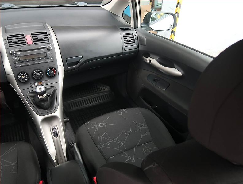 Toyota Auris (2009) 1.3 Dual VVT-i, Park. senzory - fotka 8 z 15