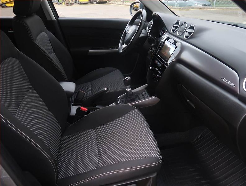 Suzuki Vitara (2019) 1.4 BoosterJet, 4X4, Tempomat - fotka 9 z 21