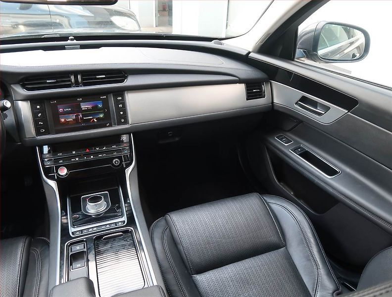 Jaguar XF (2017) E-Performance, Automat, Kůže - fotka 8 z 18