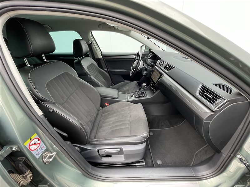 Škoda Superb 2,0 TDI DSG Style Plus NAVI - fotka 18 z 23