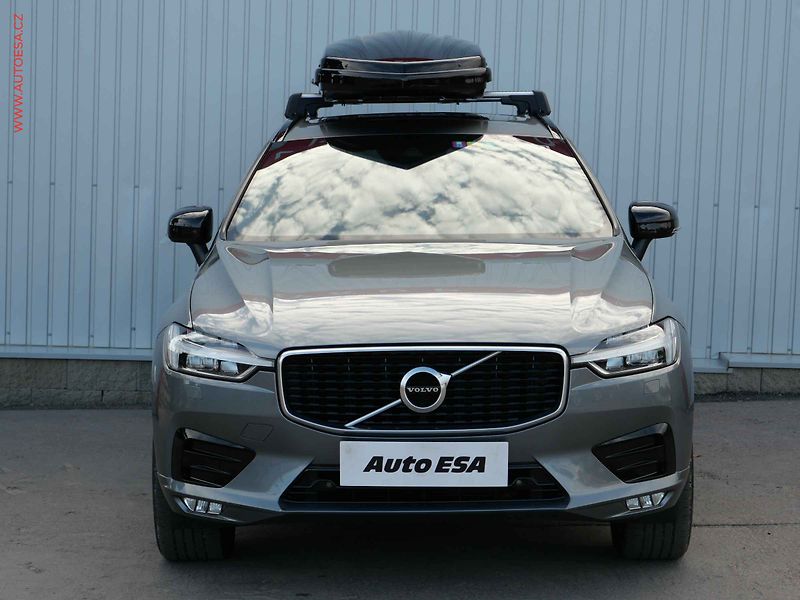 Volvo XC60 (2019) 2.0 D 4x4, R-design, AT, LED - fotka 2 z 24