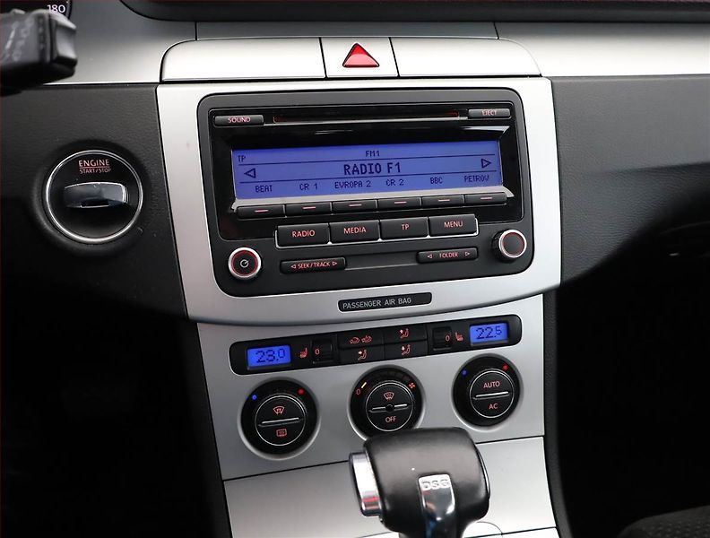 Volkswagen Passat (2009) 2.0 TDI, Automat, po STK - fotka 9 z 16