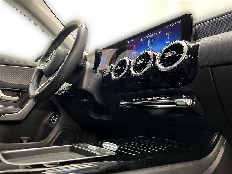 Mercedes-Benz CLA 180 d Shooting Brake Progressi - fotka 16 z 21