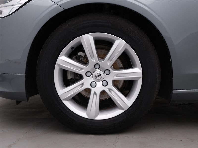 Volvo V90 2.0 D3 110kW Aut. Momentum LED - fotka 33 z 40