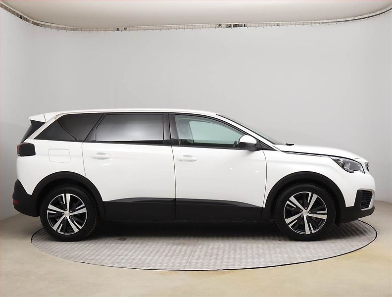 Peugeot 5008 (2020) Active Pack PureTech 130 - fotka 6 z 26