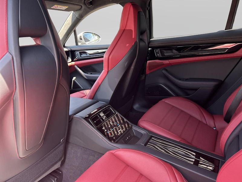 Porsche Panamera (2025) Turbo E-Hybrid - fotka 24 z 30