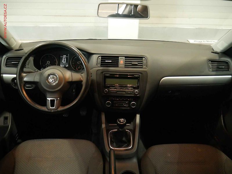 Volkswagen Jetta (2011) 1.2, 2.maj,ČR, AC, tempo - fotka 8 z 16