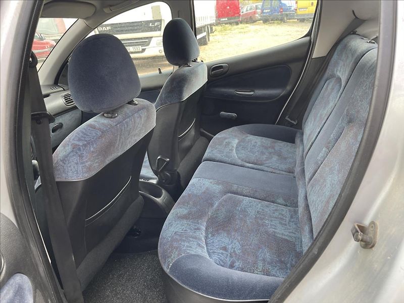 Peugeot 206 1,4i 55kW*tažné*Zachovalé auto - fotka 28 z 36