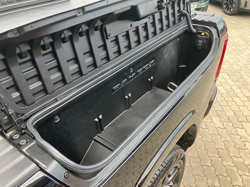 Dodge RAM (2025) 3.0 I6 548k LIMITED NIGHT-RED - fotka 38 z 48