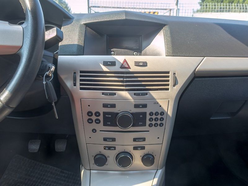 Opel Astra (2007) 1.4i 63KW KUPÉ – SERVISKA - fotka 18 z 40