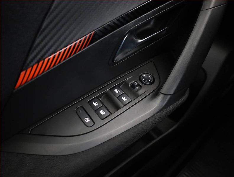 Peugeot 2008 (2021) 1.2 PureTech, ČR,1.maj - fotka 18 z 20